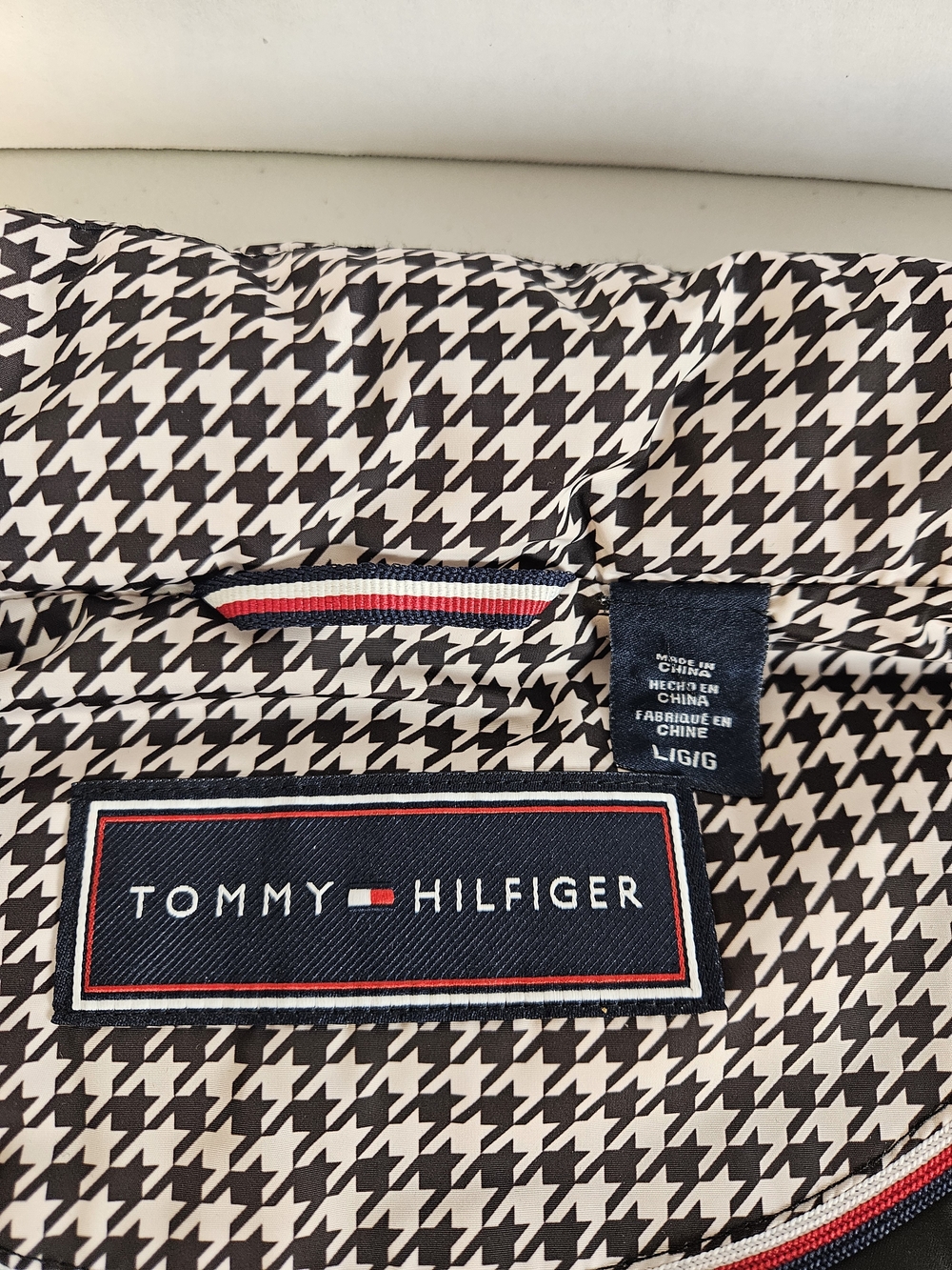 Tommy Hilfiger Black and White Houndstooth Quilted Puffer Vest Like New - Picture 8 of 13